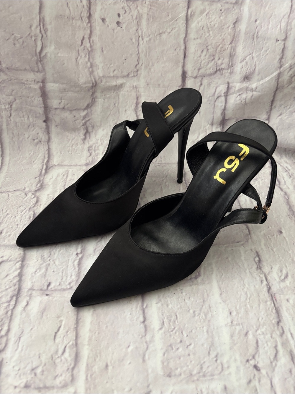 🔵”LIKE NEW” Black Pointed Slingback Heels with Gold Buckle